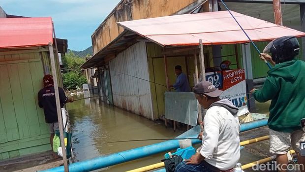 Pengungsi banjir di Kota Gorontalo mengisi waktu dengan memancing ikan.