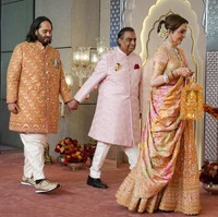 Anant Ambani memilih sneakers sebagai alas kaki di hari pernikahannya dengan Radhika Merchant, Jumat (12/7/2024). Sneakers warna beige berbahan kulit ini keluaran dari brand sepatu high-end asal Italia, Berluti. Foto: AP/Rajanish Kakade