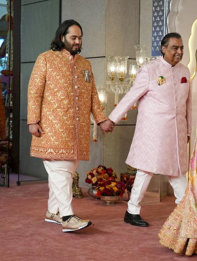 Anant Ambani memilih sneakers sebagai alas kaki di hari pernikahannya dengan Radhika Merchant, Jumat (12/7/2024). Sneakers warna beige berbahan kulit ini keluaran dari brand sepatu high-end asal Italia, Berluti. Foto: AP/Rajanish Kakade