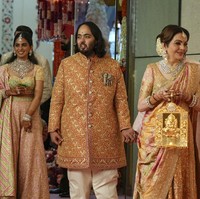 Sebagai pusatnya, kalung ini memiliki batu berlian kuning 100 karat yang dipilih oleh istri Mukesh Ambani, orang terkaya se-Asia itu. Potongan zamrud sebesar 80 karat dari koleksi pribadinya turut mempermanis kalung ini. (Foto: AP/Rajanish Kakade)