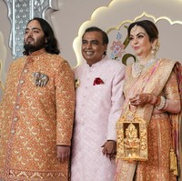 Puncak acara pernikahan Anant Ambani dan Radhika Merchant dimulai pada Jumat (12/7/2024) di Mumbai, India. Untuk hari pertama, aura kemewahan sudah terpancar dari penampilan ibu mempelai pria berkat kalung berlian 180 karat yang memaksimalkan gayanya dalam balutan busana tradisional India. (Foto: AP/Rajanish Kakade)