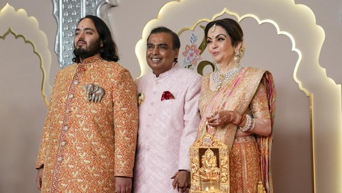 Miliarder Mukesh Ambani, berpose bersama putranya Anant, dan istrinya Nita di pernikahan Anant Ambani dan Radhika Merchant di Jio World Convention Center di Mumbai, India, Jumat, 12 Juli 2024.