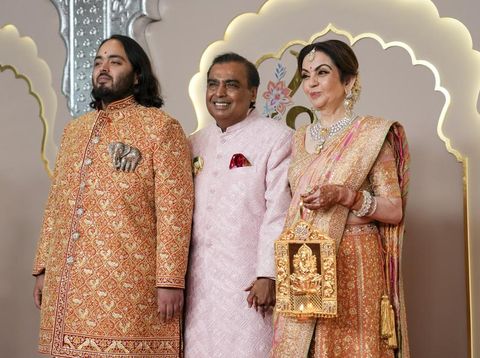 Miliarder Mukesh Ambani, berpose bersama putranya Anant, dan istrinya Nita di pernikahan Anant Ambani dan Radhika Merchant di Jio World Convention Center di Mumbai, India, Jumat, 12 Juli 2024.