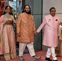 Untuk Anant Ambani, sepatu tersebut tampaknya sudah dimodifikasi dengan tambahan payet emas dan bros bentuk gajah di bagian depan, sehingga nilainya bisa jadi lebih tinggi dari harga asli. Foto: Getty Images