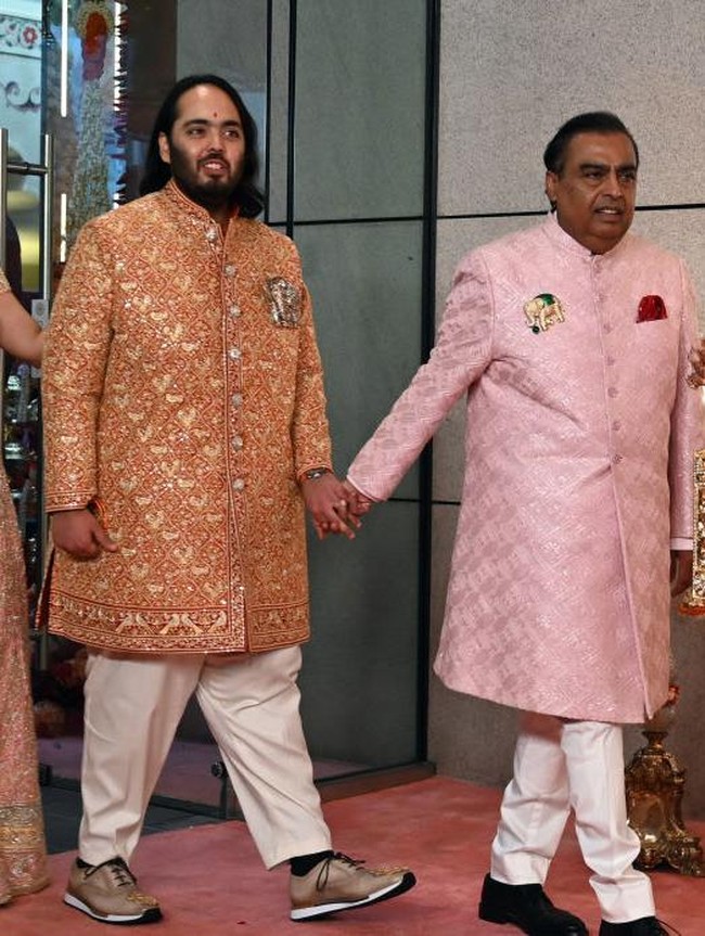 Untuk Anant Ambani, sepatu tersebut tampaknya sudah dimodifikasi dengan tambahan payet emas dan bros bentuk gajah di bagian depan, sehingga nilainya bisa jadi lebih tinggi dari harga asli. Foto: Getty Images