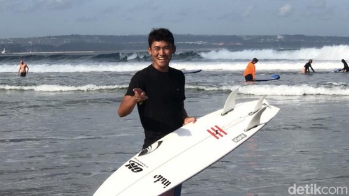 Peselancar asal Bali, Rio Waida, saat akan berlatih ringan di Pantai Legian, Badung, Sabtu (13/7/2024). (Ida Bagus Putu Mahendra/detikBali)