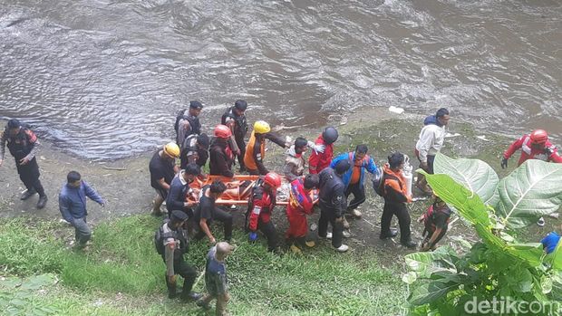 Petugas dan relawan mengevakuasi mahasiswa yang ditemukan di pinggir sungai bawah Jembatan Suhat Malang