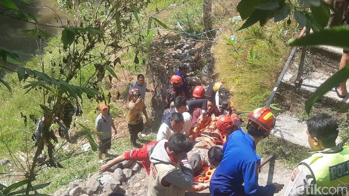 Petugas dan relawan mengevakuasi mahasiswa yang ditemukan di pinggir sungai bawah Jembatan Suhat Malang