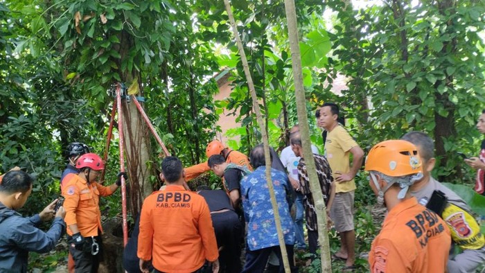 Petugas evakuasi lansia dari dalam sumur.