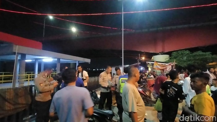Petugas mendatangi lokasi Angga dilaporkan tenggelam di Sungai Musi.