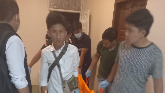 Petugas saat mengevakuasi jasad korban dari salah satu penginapan di Samosir, Sumut. (Dok. Polres Samosir)