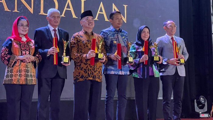 Pj Wali Kota Mojokerto terima penghargaan