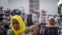 Mereka akhirnya menjajakan jualan mereka di pedestrian.