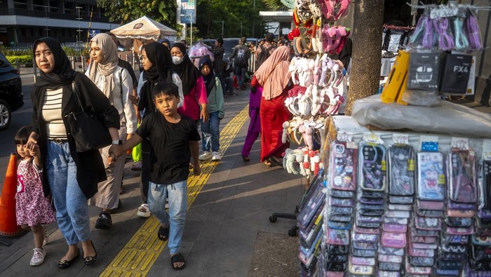 Suasana pedagang berjualan di jalur pedestrian, kawasan Kota Tua, Jakarta, Jumat (12/7/2024). Sejumlah pedagang kaki lima (PKL) setempat meminta kepada Pemprov DKI Jakarta untuk dibuatkan lebih banyak titik lokasi tempat berjualan agar di kawasan Kota Tua, Jakarta agar lebih dekat calon pembeli. ANTARA FOTO/Erlangga Bregas Prakoso/foc.