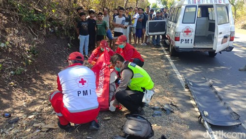 PMI dan polisi mengevakuasi jasad pria asal Kota Probolinggo, Jawa Timur, yang tewas akibat tabrak lari di Jalan Singaraja-Gilimanuk, Buleleng. (Dok. Polres Buleleng)