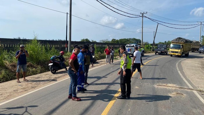 Polis saat melakukan olah TKP kecelakaan yang tewaskan 2 pelajar di Pangkalpinang