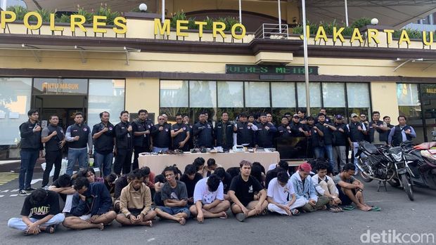 Polisi menangkap 31 orang dari Kampung Bahari, Jakarta Utara dalam operasi penggerebekan narkoba, Sabtu (13/7/2024) pagi.