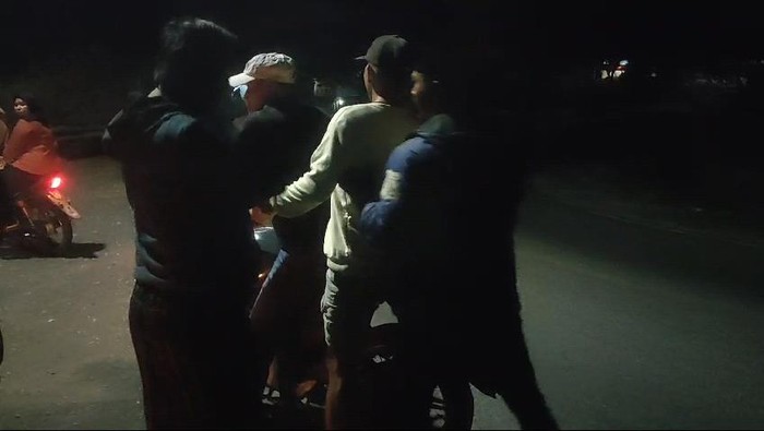 Polisi menangkap tiga pria pemalak sopir bus dan truk di Dompu, NTB.