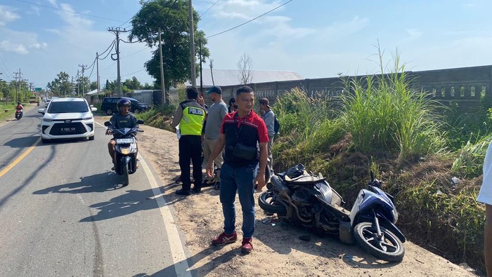 Polisi mendatangi lokasi kecelakaan yang tewaskan 2 pelajar usai tabrakan dengan fuso