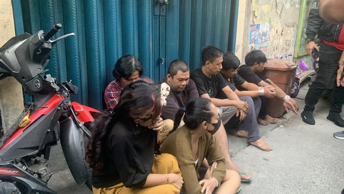 Polisi mengamankan sejumlah orang dalam penggerebekan narkoba di Kampung Bahari, Jakarta Utara, Sabtu (13/7/2024) pagi.