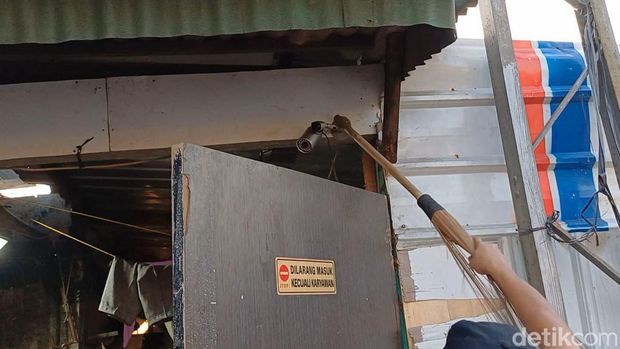 Polisi menggeledah sejumlah bedeng narkoba di Kampung Bahari, Jakarta Utara, pada Sabtu (13/7/2024) pagi.