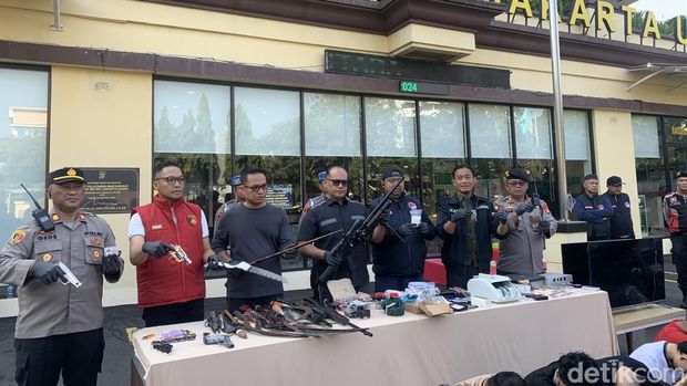 Polisi menggerebek narkoba di Kampung Bahari, Jakarta Utara.