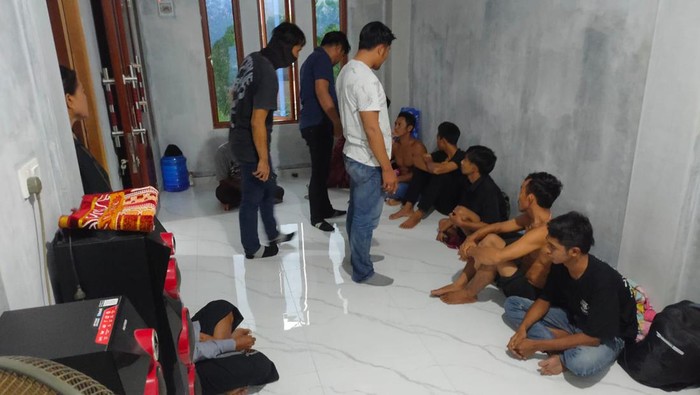 Polisi menggerebek penampungan PMI ilegal di Kelurahan sambau, Nongsa, Batam pada Jumat (12/7). (Dok Ditpolairud Polda Kepri)