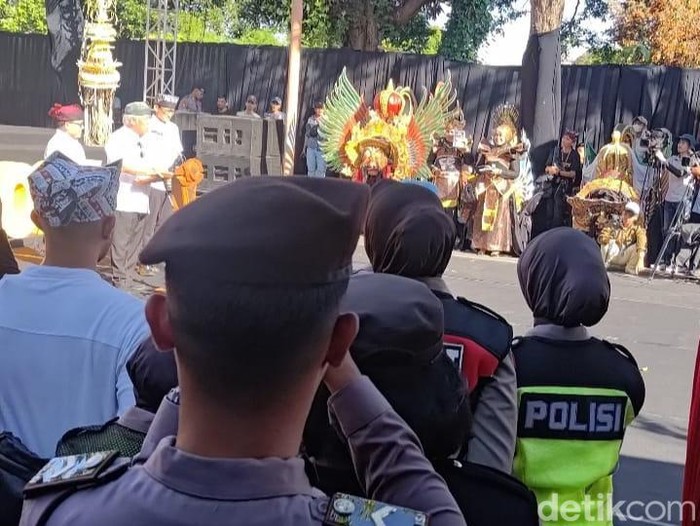 polresta banyuwangi berjaga di Banyuwangi Etno Carnival (BEC) 2024