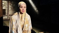 Main film berjudul Menanti the Movie, Terry Putri memperlihatkan salah satu adegannya. Ia berpose dengan setampah gorengan yang bikin salah fokus karena terlihat enak. Foto: Instagram Terry Putri