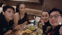Kalau ini potret kompak Terry kulineran bersama keluarganya di Boston, Massachusetts. Terlihat ada ragam hidangan yang sudah siap disantap di atas meja. Foto: Instagram Terry Putri