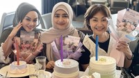 Terry bahagia merayakan ulang tahun bersama 2 sahabatnya yang juga lahir bulan Desember. Terlihat ada Korean cake tema pastel yang melengkapi momen bahagia ini. Foto: Instagram Terry Putri