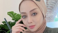 Terry Putri eksis dengan lebih dari 400 ribu followers Instagram. Ia sering membagikan momen, termasuk saat menikmati es kopi susu sendirian. Foto: Instagram Terry Putri