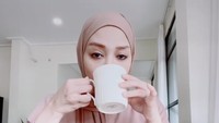 Suka buat konten kuliner, begini aksi Terry minum minuman hangat dan hendak makan pizza. Foto: Instagram Terry Putri