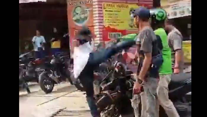 Polisi Selidiki Aksi 'Mata Elang' Serang Pengemudi Ojol dengan Kungfu di Bekasi