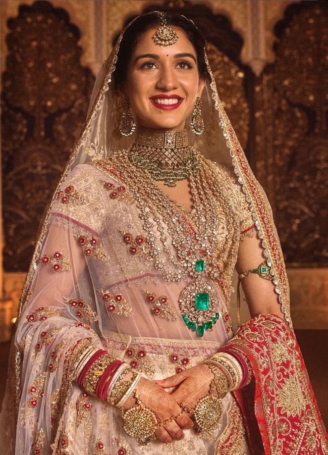 Satu set perhiasan milik keluarga yang pernah dikenakan nenek, ibu dan kakak Radhika saat menikah melengkapi penampilannya di hari sakral sekaligus bahagia tersebut. Foto: Instagram/@rheakapoor @@signe_vilstrup @@luismonteirophotography