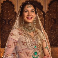 Satu set perhiasan milik keluarga yang pernah dikenakan nenek, ibu dan kakak Radhika saat menikah melengkapi penampilannya di hari sakral sekaligus bahagia tersebut. Foto: Instagram/@rheakapoor @@signe_vilstrup @@luismonteirophotography