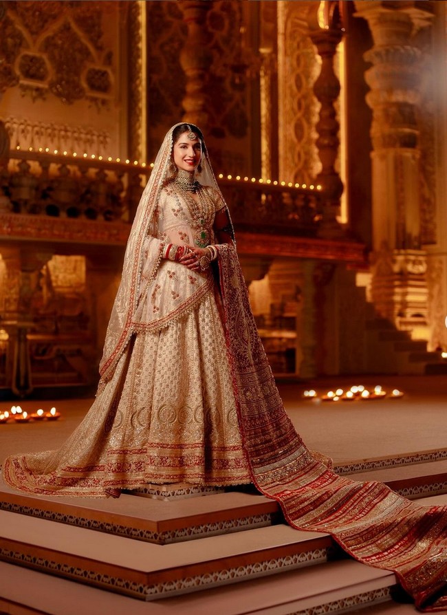 Upacara pernikahan berlangsung di Jio World Convention Center, Mumbai, India, dengan dihadiri ratusan selebriti dan tokoh dunia. Sang mempelai pengantin, Radhika Merchant, tampil berbalut busana tradisional yang dirancang dengan megah oleh Abu Jani Sandeep Khosla. Foto: Instagram/@rheakapoor @@signe_vilstrup @@luismonteirophotography