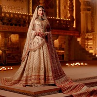 Upacara pernikahan berlangsung di Jio World Convention Center, Mumbai, India, dengan dihadiri ratusan selebriti dan tokoh dunia. Sang mempelai pengantin, Radhika Merchant, tampil berbalut busana tradisional yang dirancang dengan megah oleh Abu Jani Sandeep Khosla. Foto: Instagram/@rheakapoor @@signe_vilstrup @@luismonteirophotography