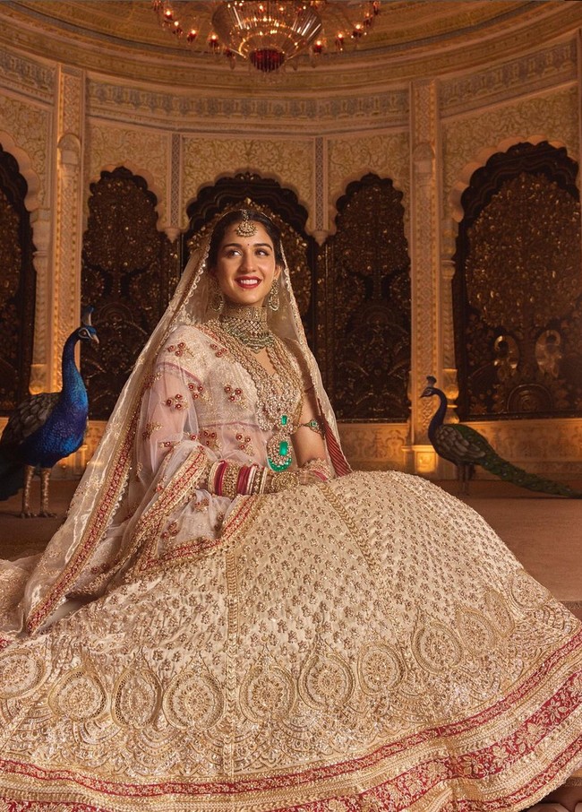 Busana mengikuti tradisi Gujarat dengan perpaduan warna merah dan putih dilengkapi ansambel mewah. Pakaian pengantin tersebut menampilkan kerudung sepanjang 4,8 meter yang dihiasi bebatuan dan payet. Foto: Instagram/@rheakapoor @@signe_vilstrup @@luismonteirophotography