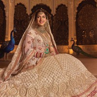 Busana mengikuti tradisi Gujarat dengan perpaduan warna merah dan putih dilengkapi ansambel mewah. Pakaian pengantin tersebut menampilkan kerudung sepanjang 4,8 meter yang dihiasi bebatuan dan payet. Foto: Instagram/@rheakapoor @@signe_vilstrup @@luismonteirophotography