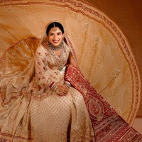 Radhika mengenakan mengenakan baju pengantin karya Abu Jani Sandeep Khosla. Pemilihan warna merah dan putih sendiri melambangkan tradisi Gujarati. Gayanya dipercantik dengan berbagai aksesori mewah milik nenek, ibu, dan saudari. Foto: Instagram/@rheakapoor @@signe_vilstrup @@luismonteirophotography