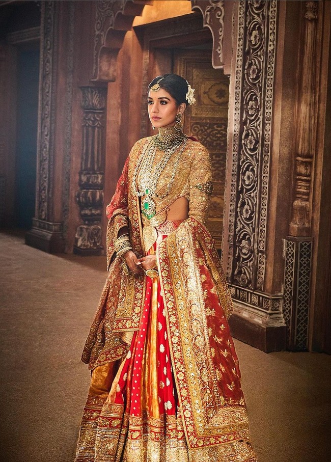 Pada hari yang sama, Radhika Merchant juga menjalani prosesi Vidaai, yakni ritual ketika keluarga mempelai wanita mengucapkan selamat tinggal kepada putri mereka, saat dia pergo bersama suami yang baru dinikahinya. Foto: Instagram/@rheakapoor @@signe_vilstrup @@luismonteirophotography