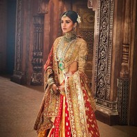 Pada hari yang sama, Radhika Merchant juga menjalani prosesi Vidaai, yakni ritual ketika keluarga mempelai wanita mengucapkan selamat tinggal kepada putri mereka, saat dia pergo bersama suami yang baru dinikahinya. Foto: Instagram/@rheakapoor @@signe_vilstrup @@luismonteirophotography