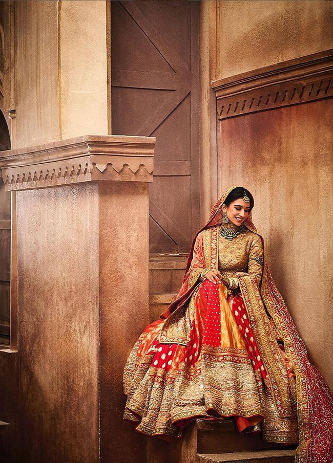 Untuk momen ini, wanita 29 tahun tersebut mengenakan busana tradisional rancangan desainer Manish Malhotra.  Foto: Instagram/@rheakapoor @@signe_vilstrup @@luismonteirophotography