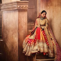 Untuk momen ini, wanita 29 tahun tersebut mengenakan busana tradisional rancangan desainer Manish Malhotra.  Foto: Instagram/@rheakapoor @@signe_vilstrup @@luismonteirophotography