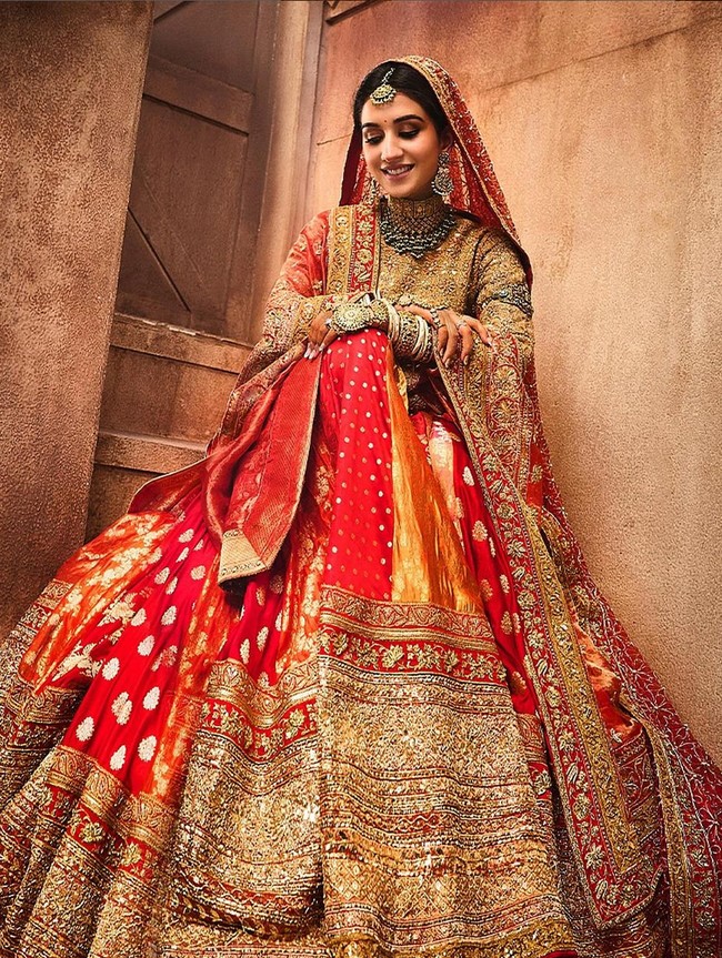 Blouse sebagai atasan menampilkan karya karchobi emas asli, terinspirasi oleh abho tradisional dan kekayaan warisan tekstil Kutch, Gujarat, yang mencerminkan seni akhir abad ke-19. Foto: Instagram/@rheakapoor @@signe_vilstrup @@luismonteirophotography