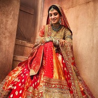 Blouse sebagai atasan menampilkan karya karchobi emas asli, terinspirasi oleh abho tradisional dan kekayaan warisan tekstil Kutch, Gujarat, yang mencerminkan seni akhir abad ke-19. Foto: Instagram/@rheakapoor @@signe_vilstrup @@luismonteirophotography