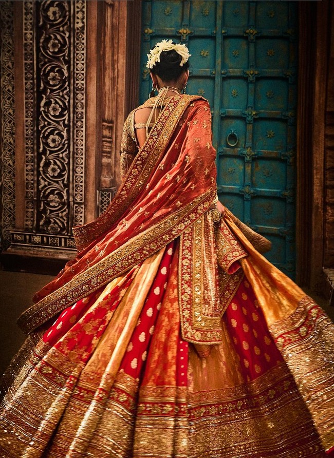 Dipasangkan dengan lehenga brokat Banarasi multi-panel dalam warna merah-emas hangat, busana ini merupakan penghormatan terhadap keanggunan India yang abadi. Foto: Instagram/@rheakapoor @@signe_vilstrup @@luismonteirophotography