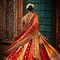 Dipasangkan dengan lehenga brokat Banarasi multi-panel dalam warna merah-emas hangat, busana ini merupakan penghormatan terhadap keanggunan India yang abadi. Foto: Instagram/@rheakapoor @@signe_vilstrup @@luismonteirophotography