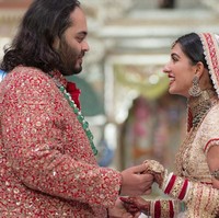 Setelah tujuh bulan perayaan pranikah yang mewah, Anant Ambani, putra orang terkaya di India, menggelar pernikahannya yang telah lama ditunggu-tunggu dengan ahli waris farmasi Radhika Merchant di hadapan ribuan tamu pada Jumat (12/7/2024). Foto: Reliance Industries via AP